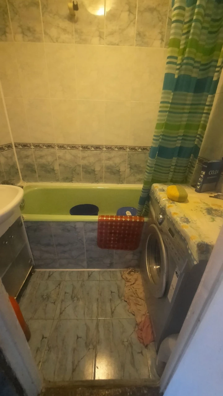 Продаю срочно с выездом 3комн.кв чешка,квадратный холл ул. О