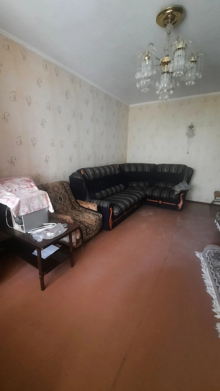 Продаю срочно с выездом 3комн.кв чешка,квадратный холл ул. О