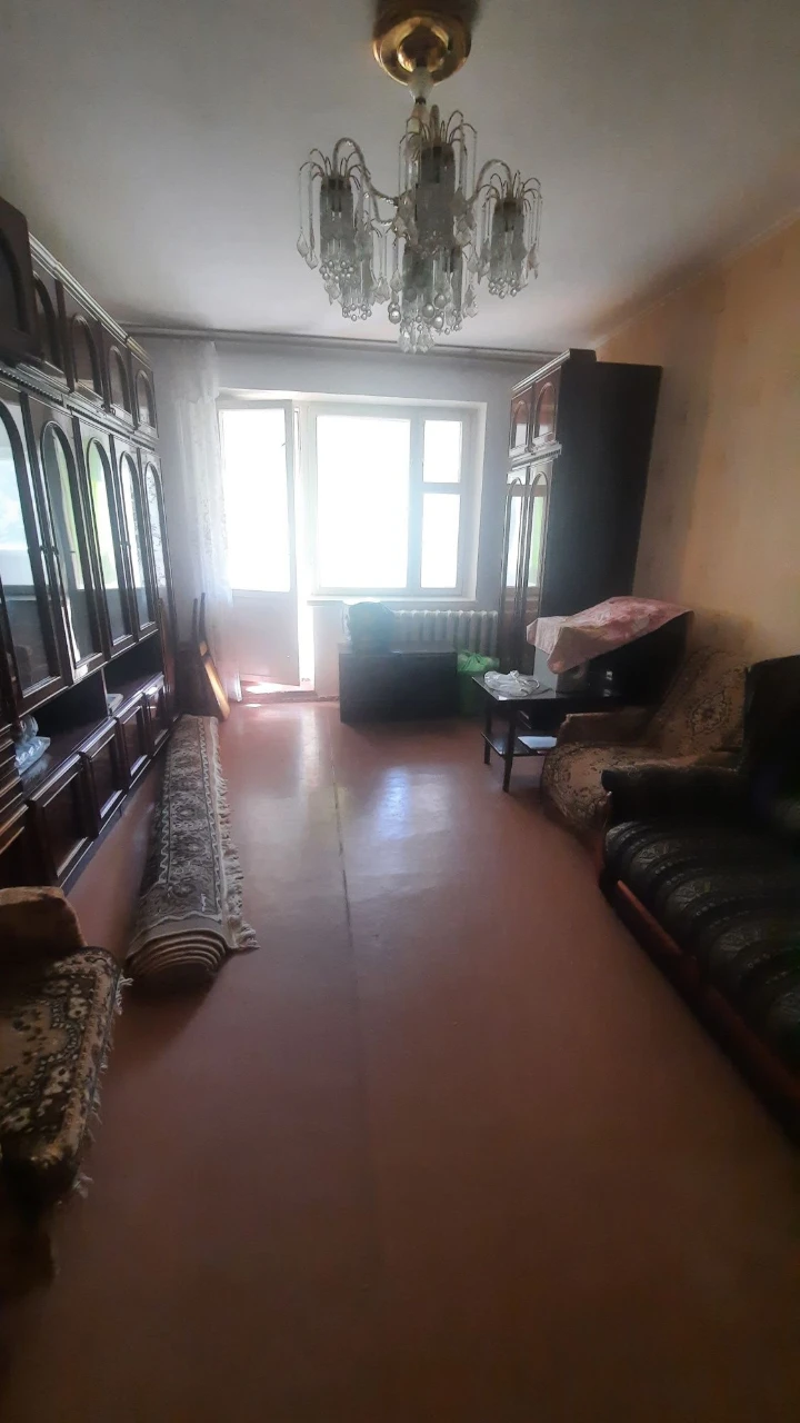 Продаю срочно с выездом 3комн.кв чешка,квадратный холл ул. О