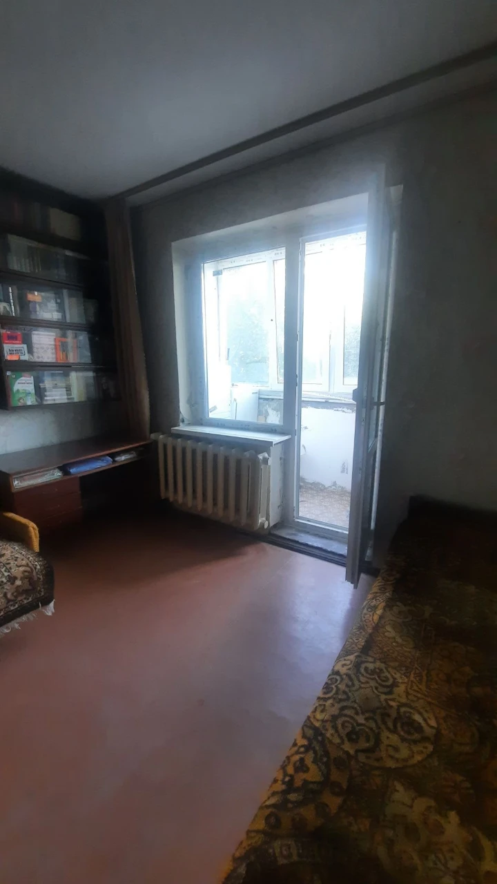 Продаю срочно с выездом 3комн.кв чешка,квадратный холл ул. О