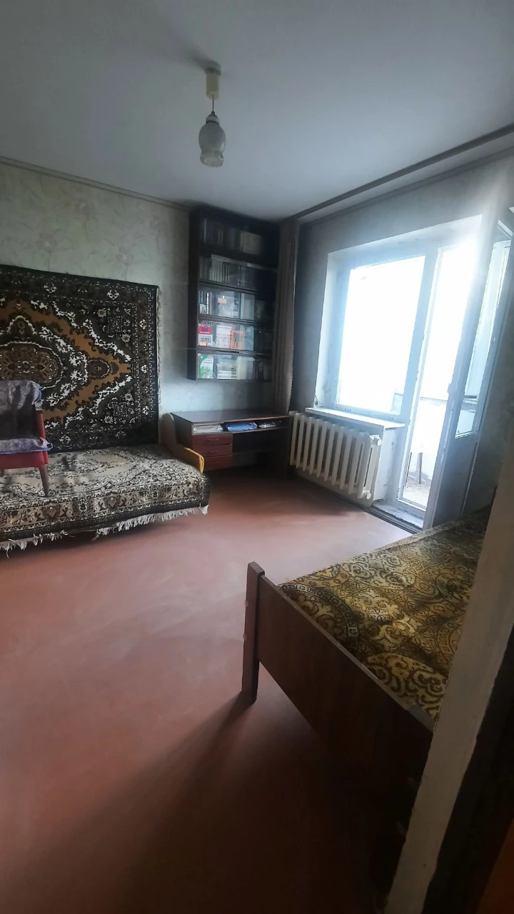Продаю срочно с выездом 3комн.кв чешка,квадратный холл ул. О