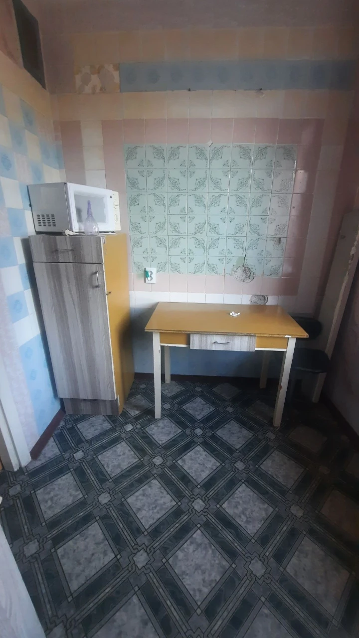 Продаю срочно с выездом 3комн.кв чешка,квадратный холл ул. О