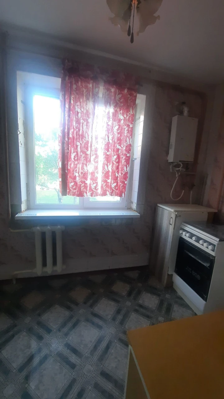 Продаю срочно с выездом 3комн.кв чешка,квадратный холл ул. О