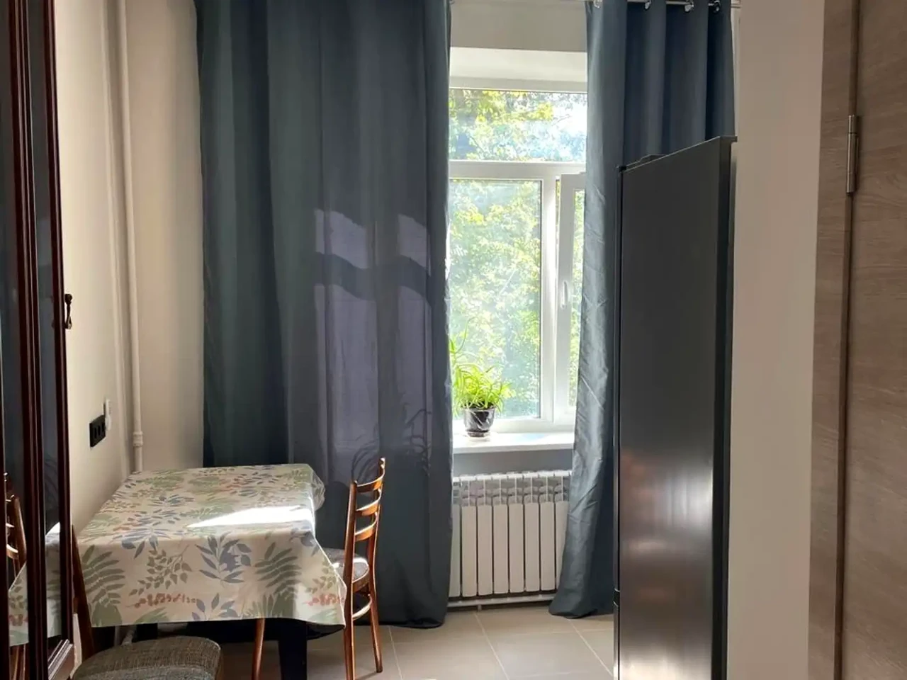 Rent of a 1-room apartment 40 m² 2nd floor in a 3-story brick building.