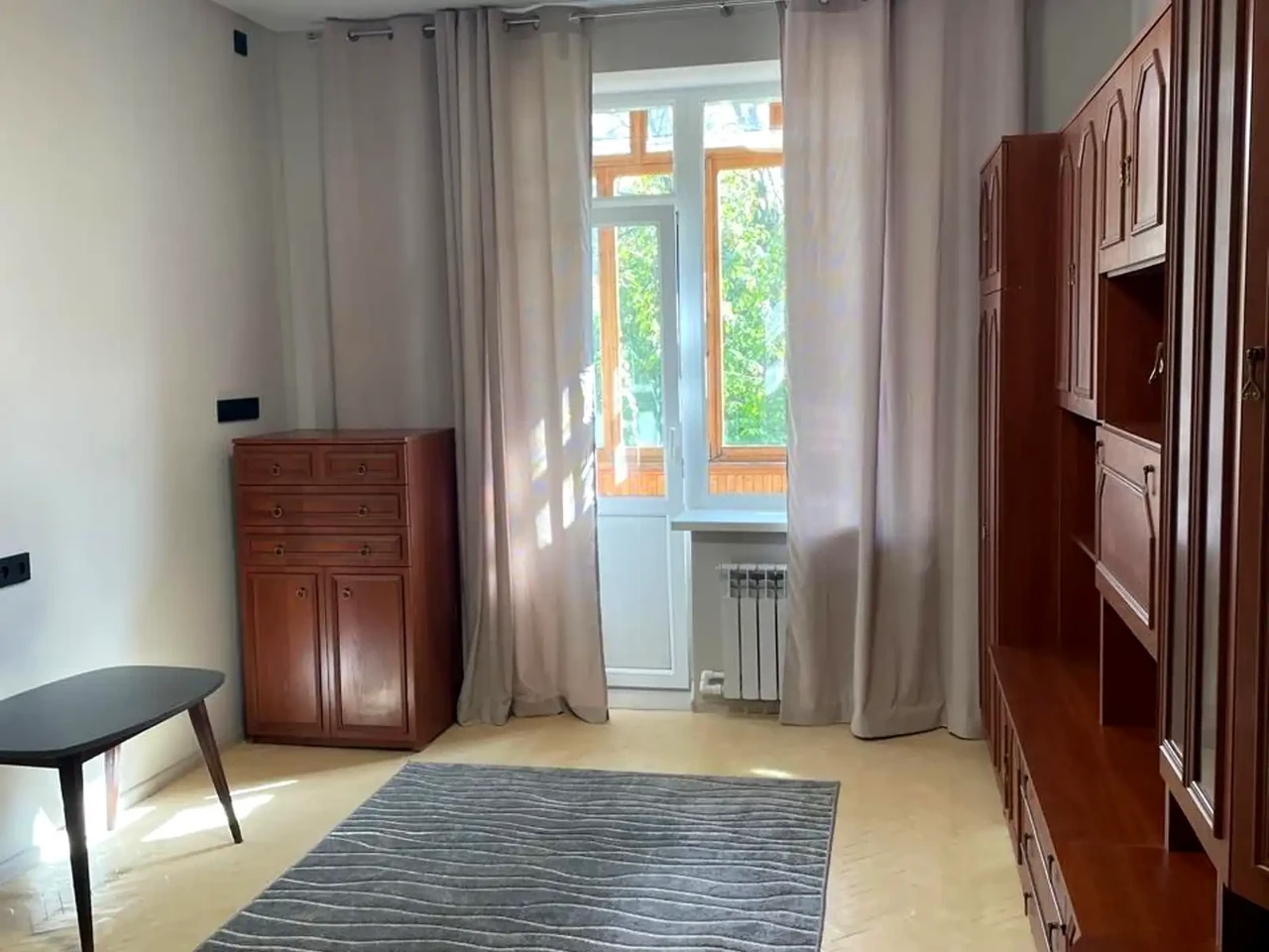 Rent of a 1-room apartment 40 m² 2nd floor in a 3-story brick building.