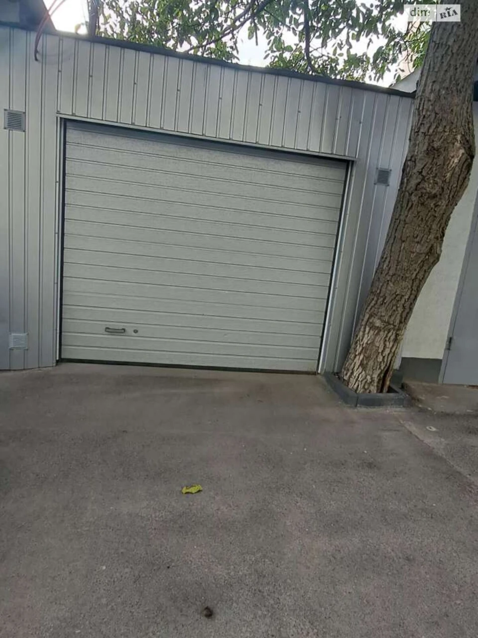 For Sale: Separate Garage Near the Estate