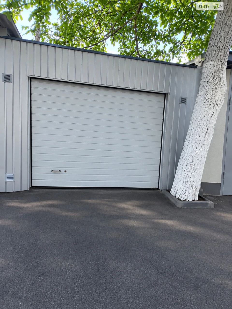 For Sale: Separate Garage Near the Estate