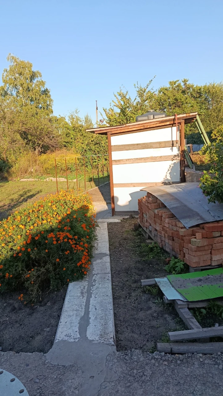 продам будинок/ лівий берег/ біля річки/ район 20-ї  лікарні