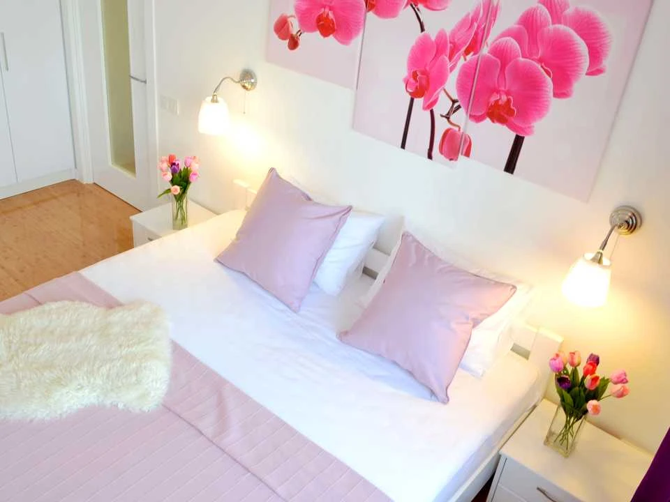 Apartment. Address: Naberezhno-Khreshchatitska Street, Kyiv