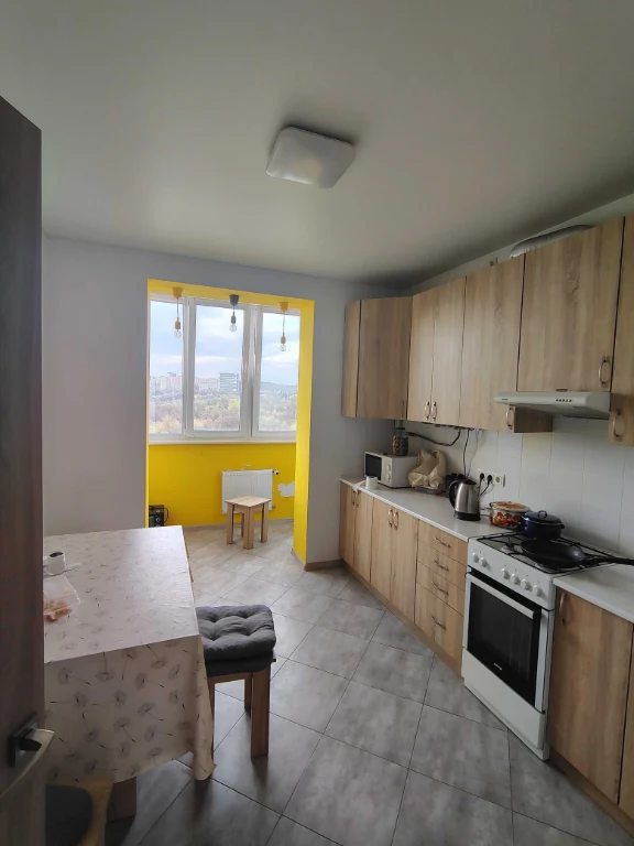 2 room apartment, Chornovola Street, side street To