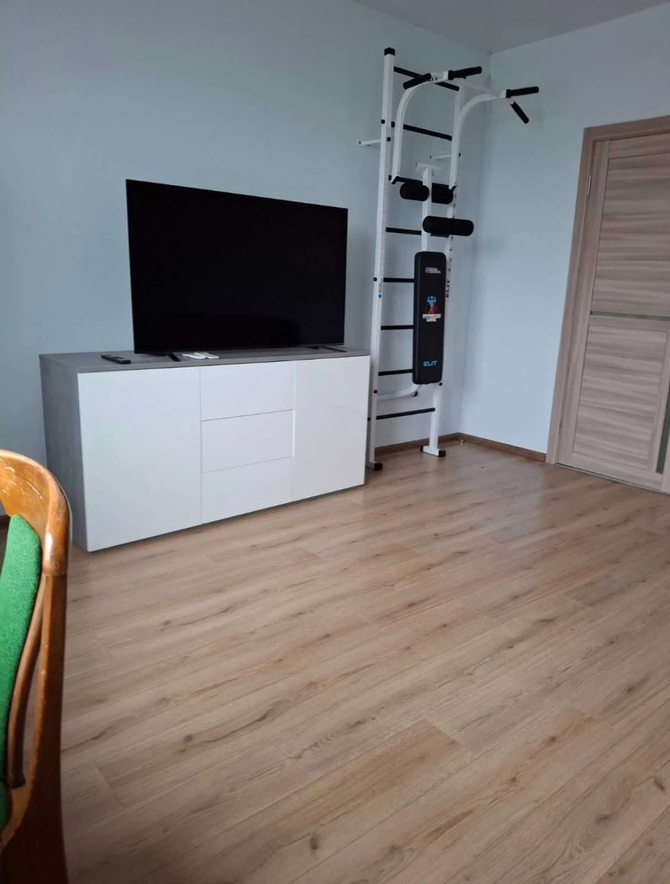 2 room apartment, Chornovola Street, side street To