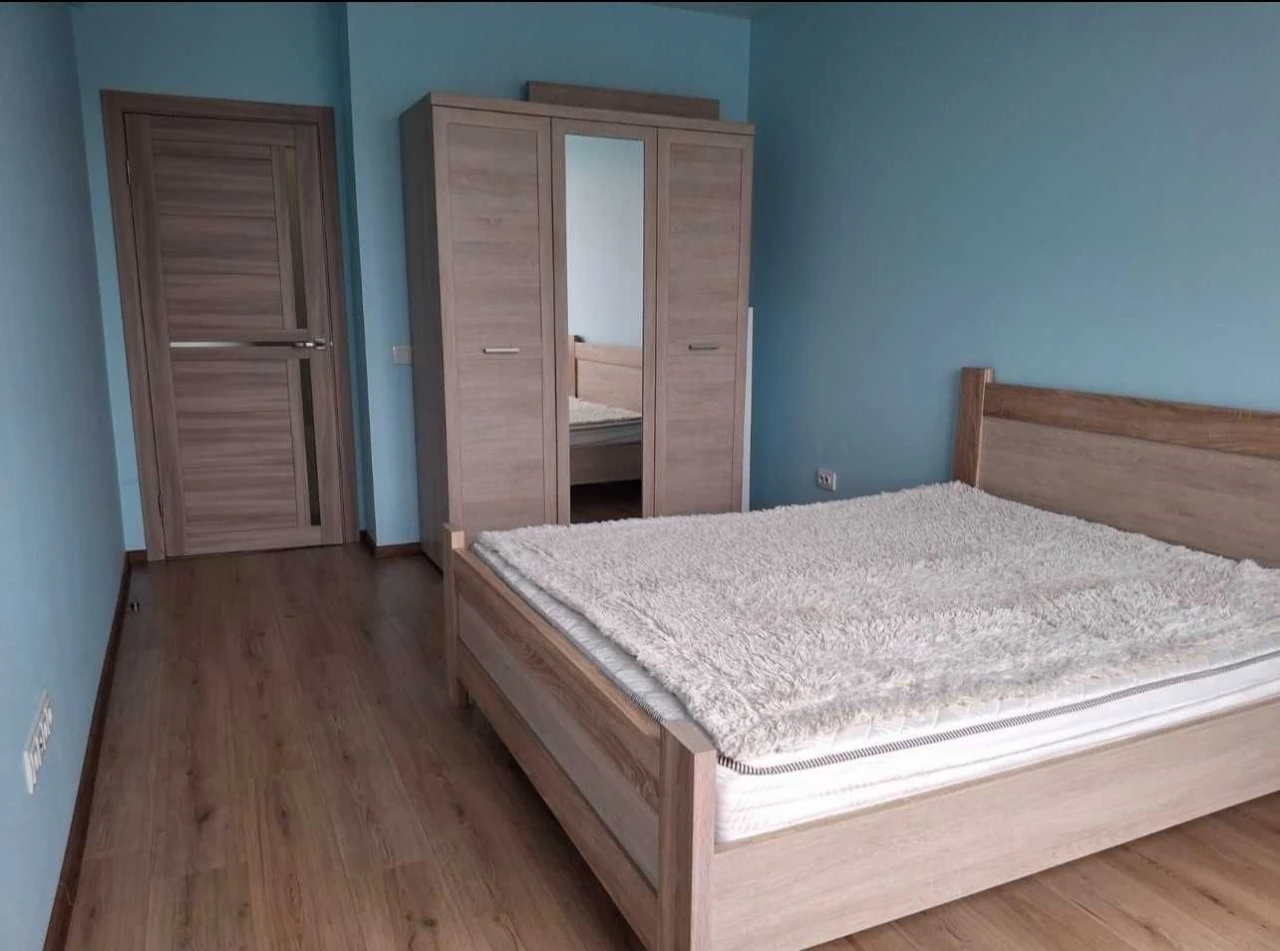 2 room apartment, Chornovola Street, side street To