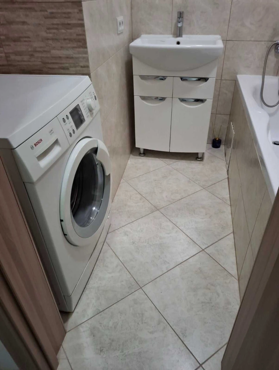 2 room apartment, Chornovola Street, side street To