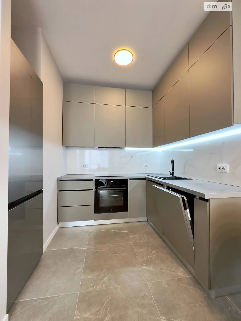 Long-Term Rental: One-Bedroom Apartment in "PARUS CITY" Residence