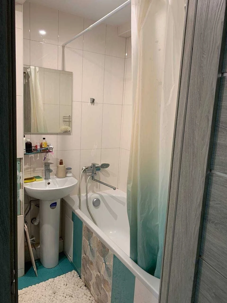 Cozy 3-bedroom apartment at 4B, Boris Martos Street, near the "Left Bank" metro station