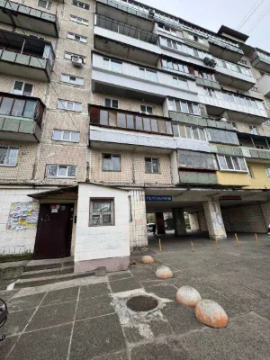 Cozy 3-bedroom apartment at 4B, Boris Martos Street, near the "Left Bank" metro station