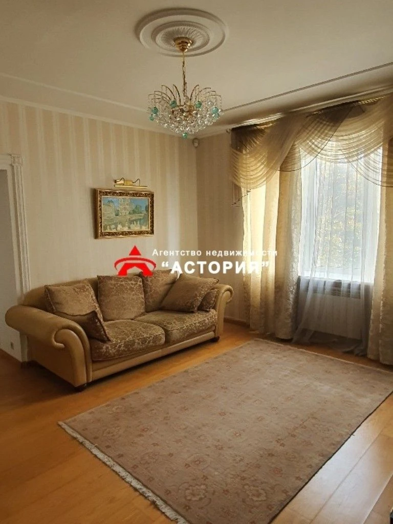 4-bedroom apartment 110 m² near the waterfront, brick building