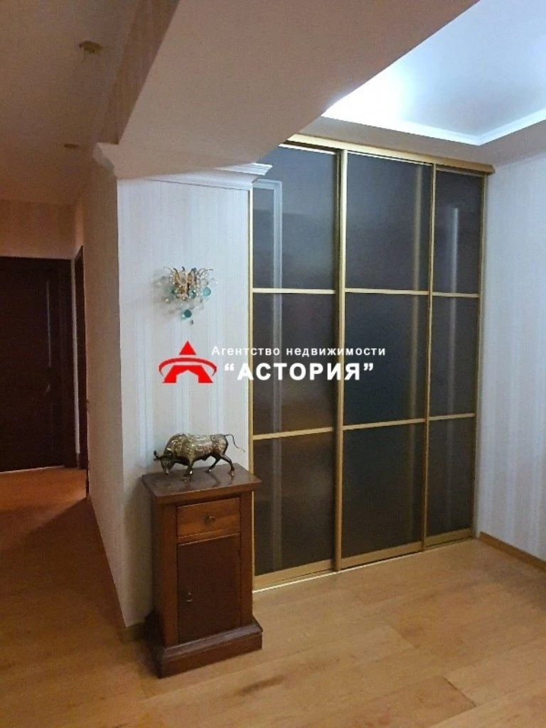 4-bedroom apartment 110 m² near the waterfront, brick building