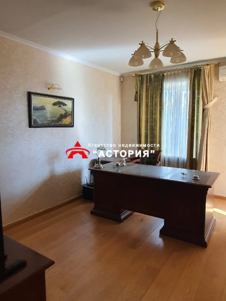 4-bedroom apartment 110 m² near the waterfront, brick building