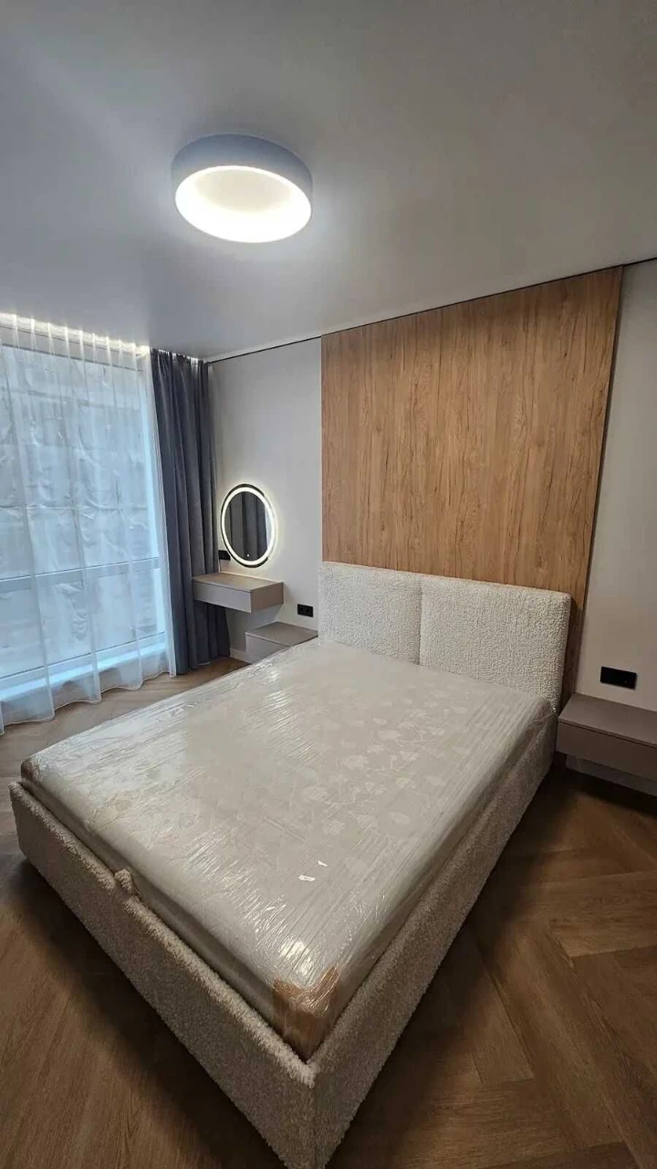 Selling a 2-bedroom apartment with renovation near the city lake