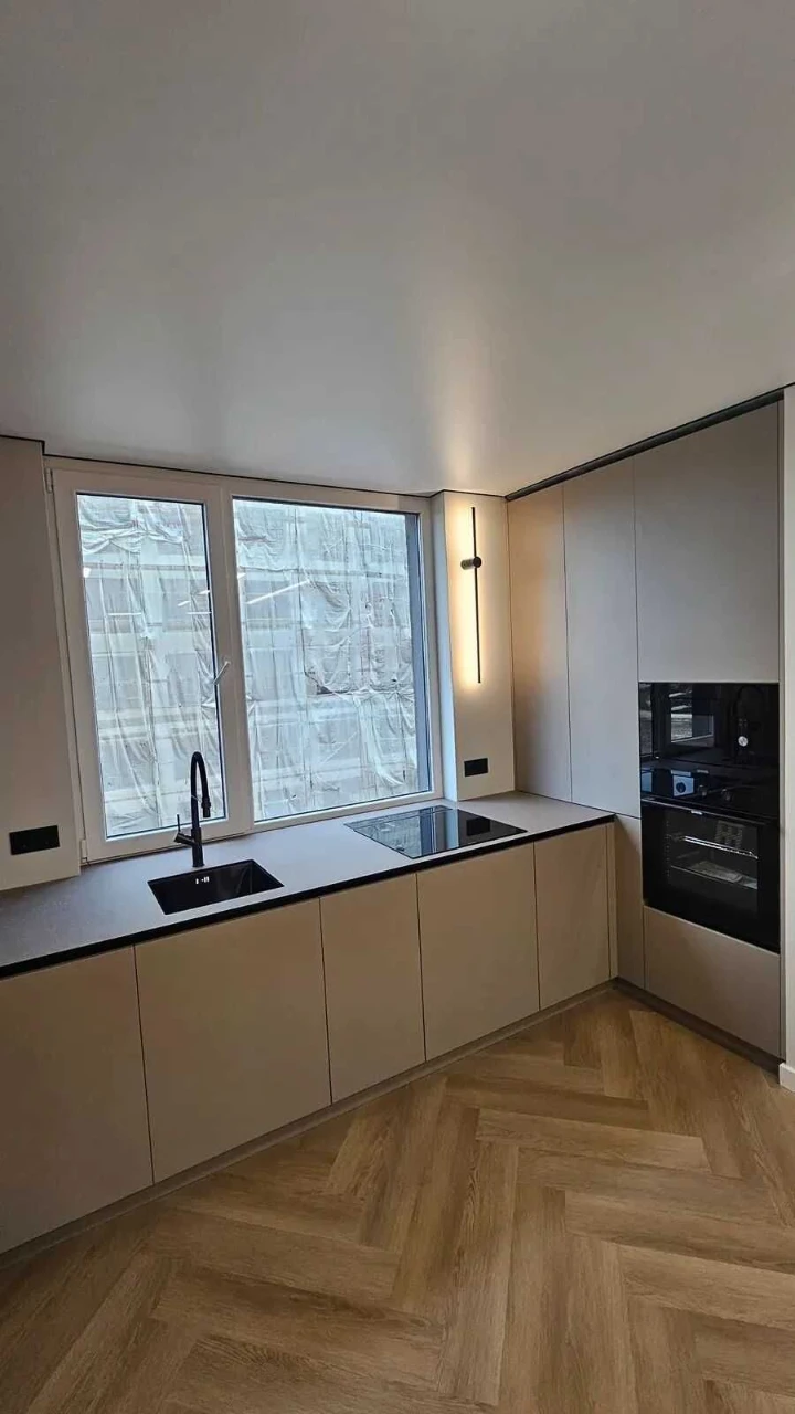 Selling a 2-bedroom apartment with renovation near the city lake