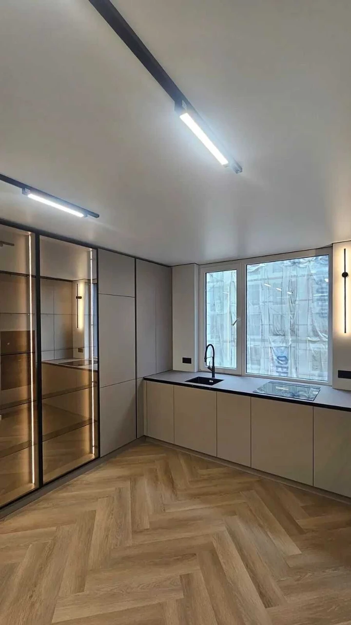 Selling a 2-bedroom apartment with renovation near the city lake