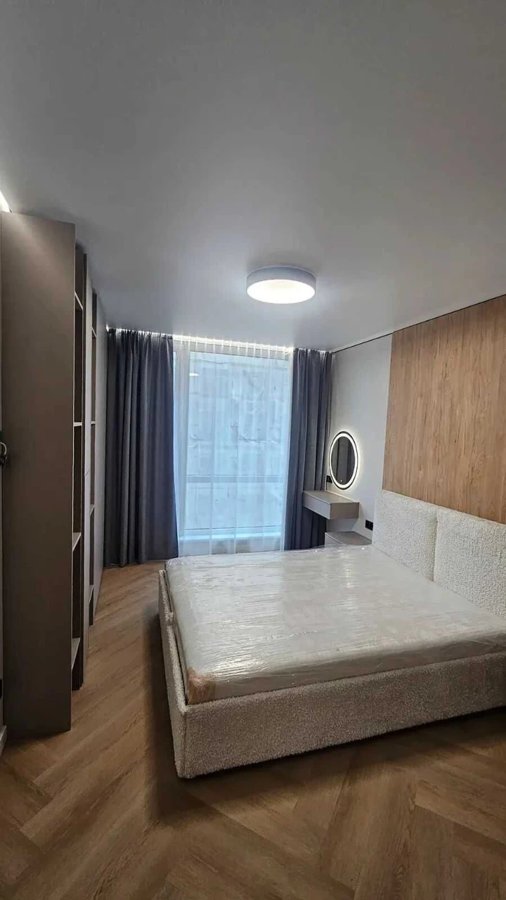 Selling a 2-bedroom apartment with renovation near the city lake