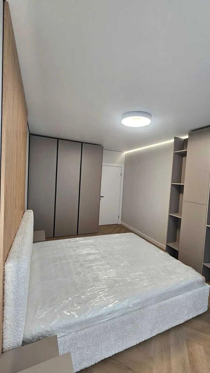 Selling a 2-bedroom apartment with renovation near the city lake