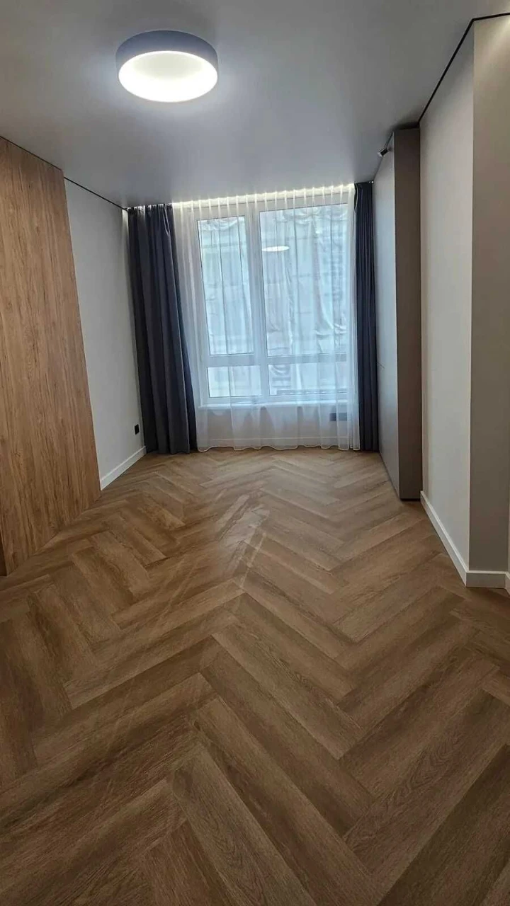 Selling a 2-bedroom apartment with renovation near the city lake