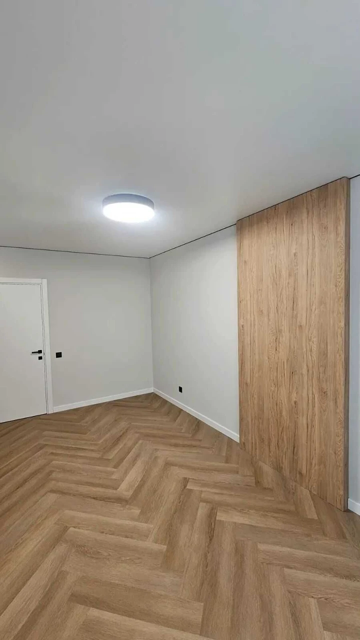 Selling a 2-bedroom apartment with renovation near the city lake