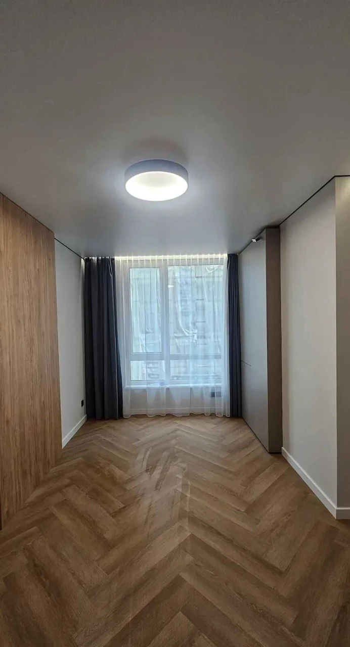 Selling a 2-bedroom apartment with renovation near the city lake