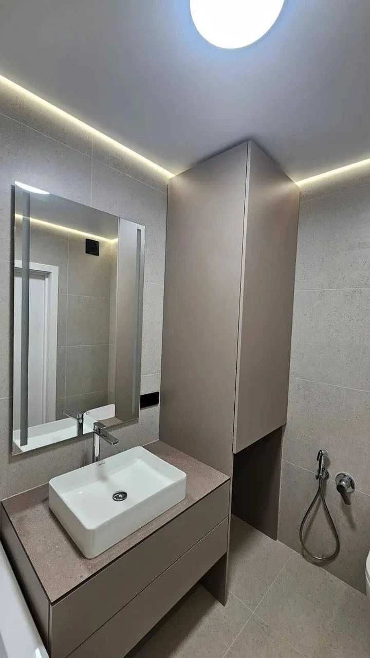 Selling a 2-bedroom apartment with renovation near the city lake