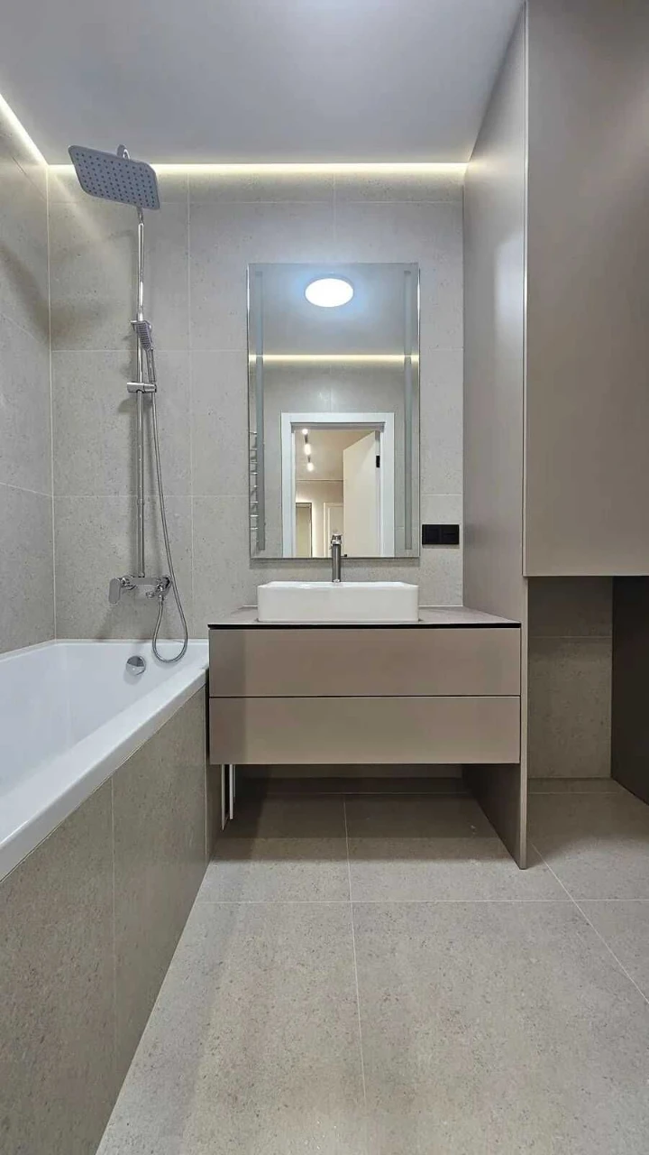 Selling a 2-bedroom apartment with renovation near the city lake