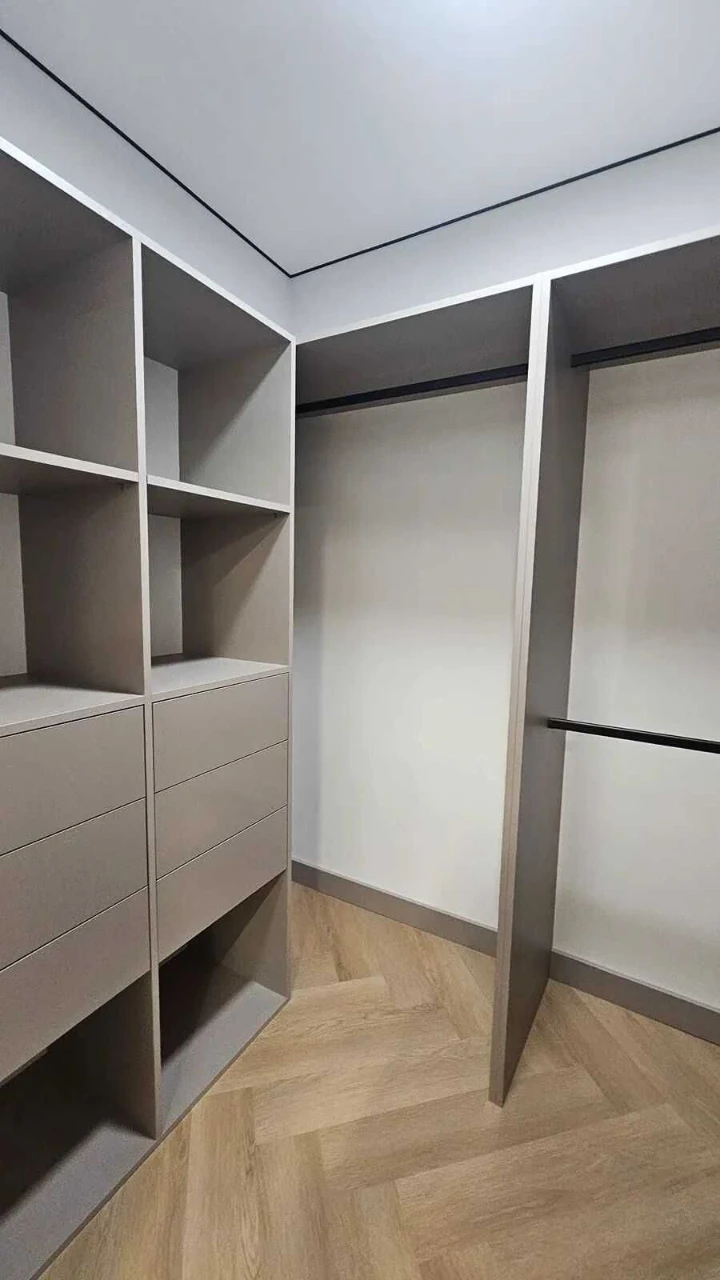 Selling a 2-bedroom apartment with renovation near the city lake