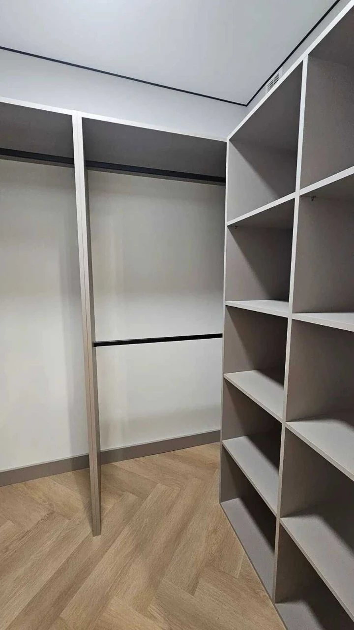 Selling a 2-bedroom apartment with renovation near the city lake