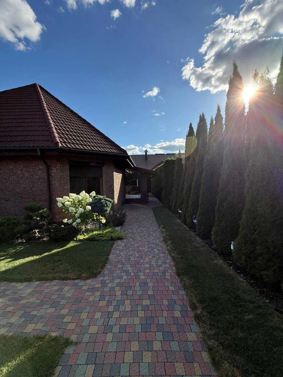 For Sale: Detached House Near the Auto Market, Fully Equipped