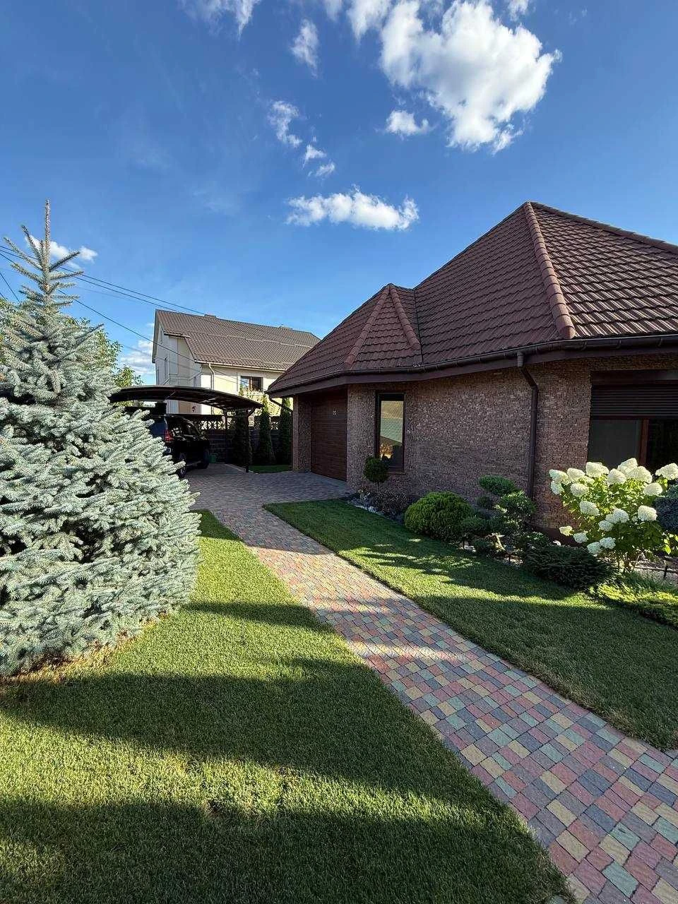 For Sale: Detached House Near the Auto Market, Fully Equipped