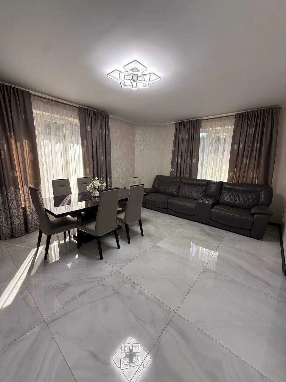 For Sale: Detached House Near the Auto Market, Fully Equipped