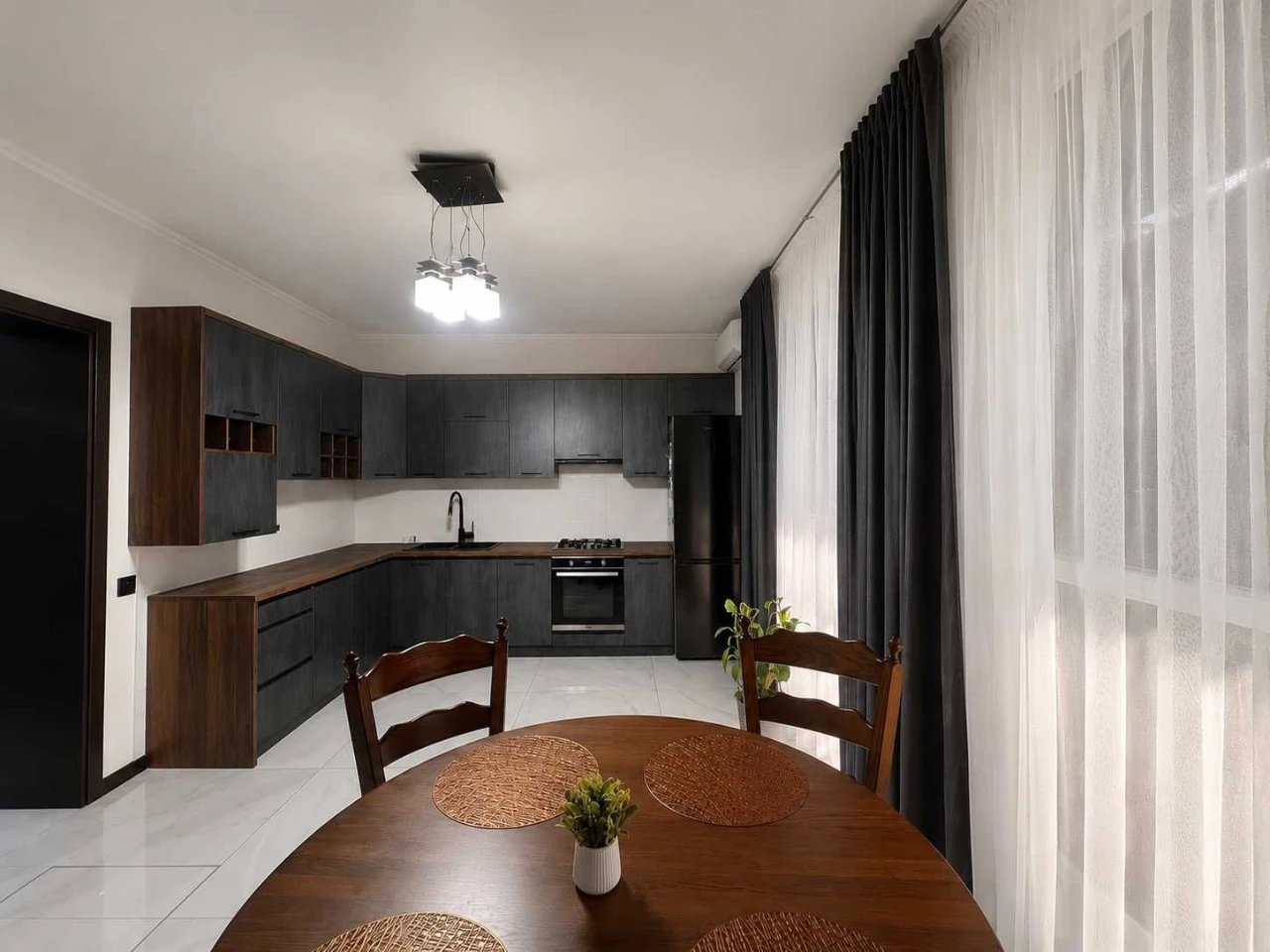 For Sale: Detached House Near the Auto Market, Fully Equipped