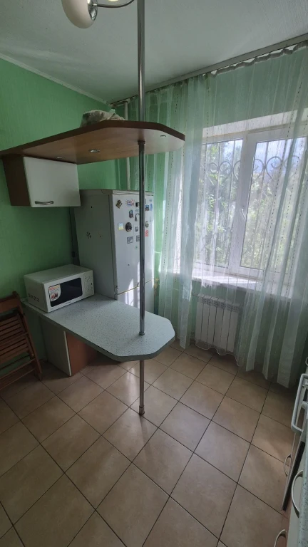 Продаж  двокімнатної квартири  на зручному  1 поверсі . Пору