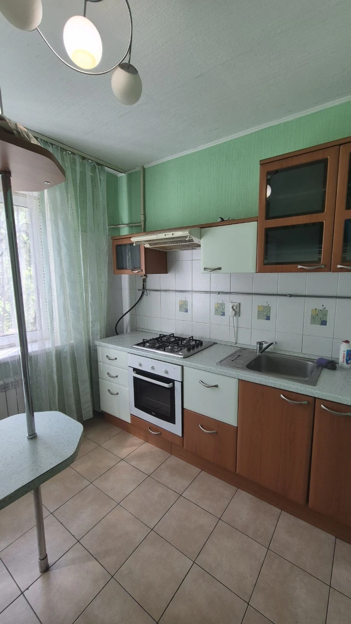 Продаж  двокімнатної квартири  на зручному  1 поверсі . Пору