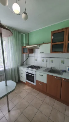 Продаж  двокімнатної квартири  на зручному  1 поверсі . Пору