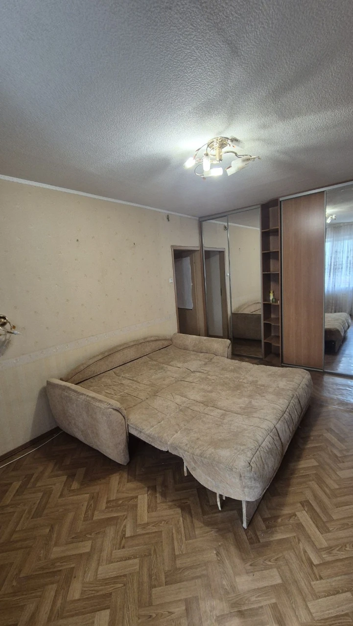 Продаж  двокімнатної квартири  на зручному  1 поверсі . Пору