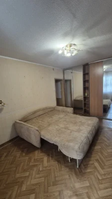 Продаж  двокімнатної квартири  на зручному  1 поверсі . Пору
