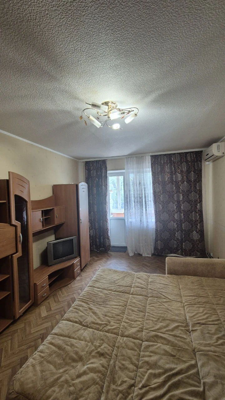 Продаж  двокімнатної квартири  на зручному  1 поверсі . Пору