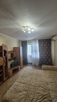 Продаж  двокімнатної квартири  на зручному  1 поверсі . Пору