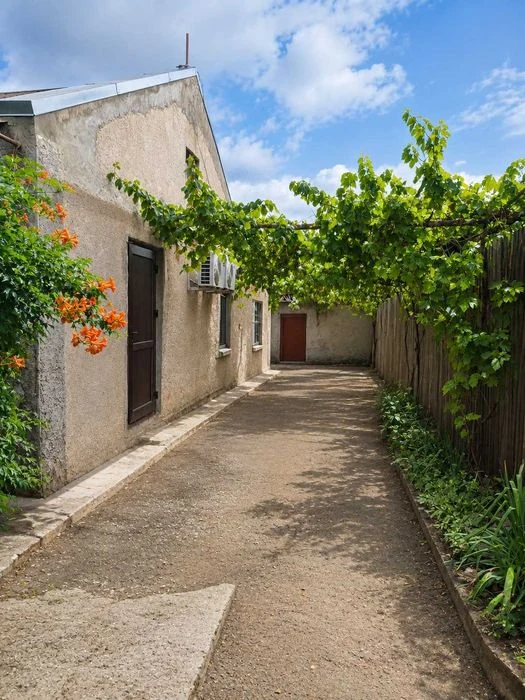 House with a plot of 5.5 acres on the corner of Kordonna and Platanova