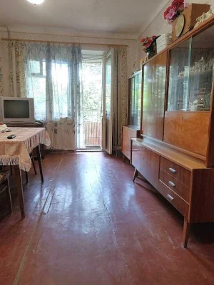 Ген. Петрова (Танцюры): продам 2-к квартиру на Черемушках во