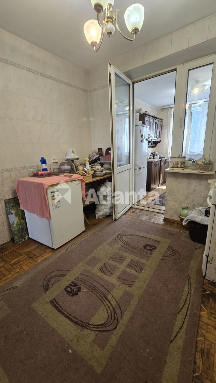 2-комнатная в кирпичном доме, большая площадь, рядом рынок
