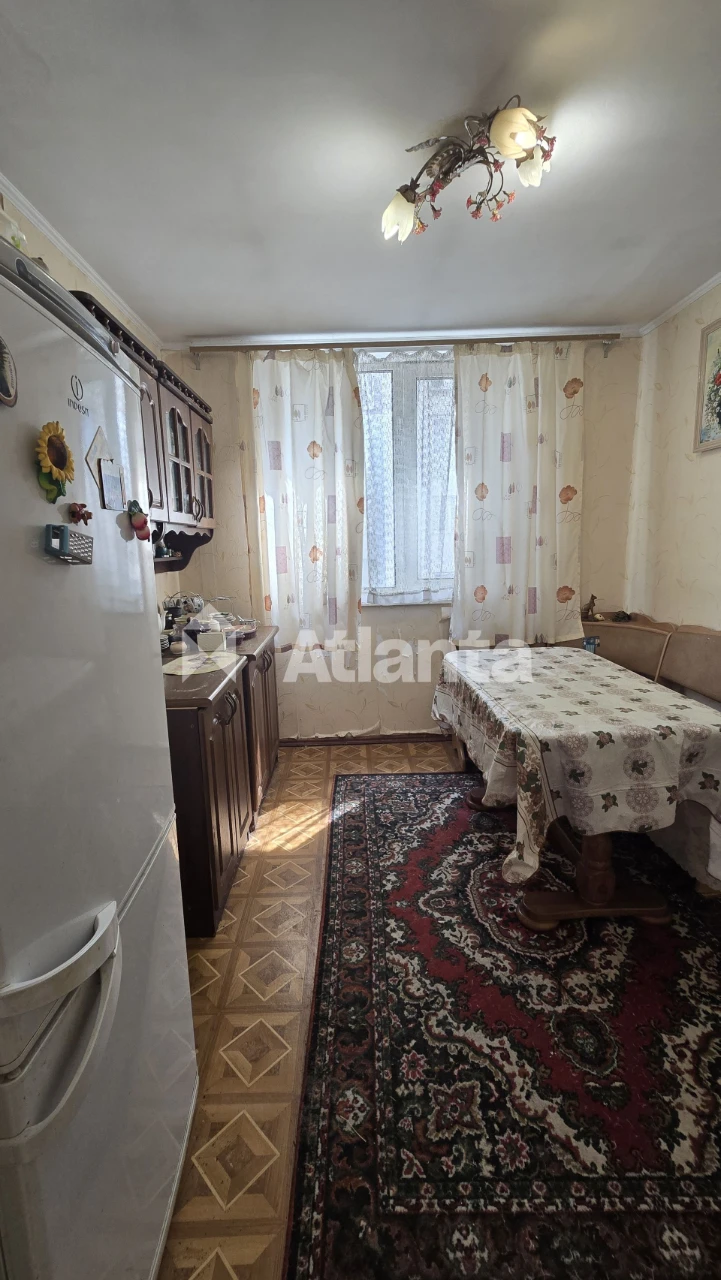 2-комнатная в кирпичном доме, большая площадь, рядом рынок